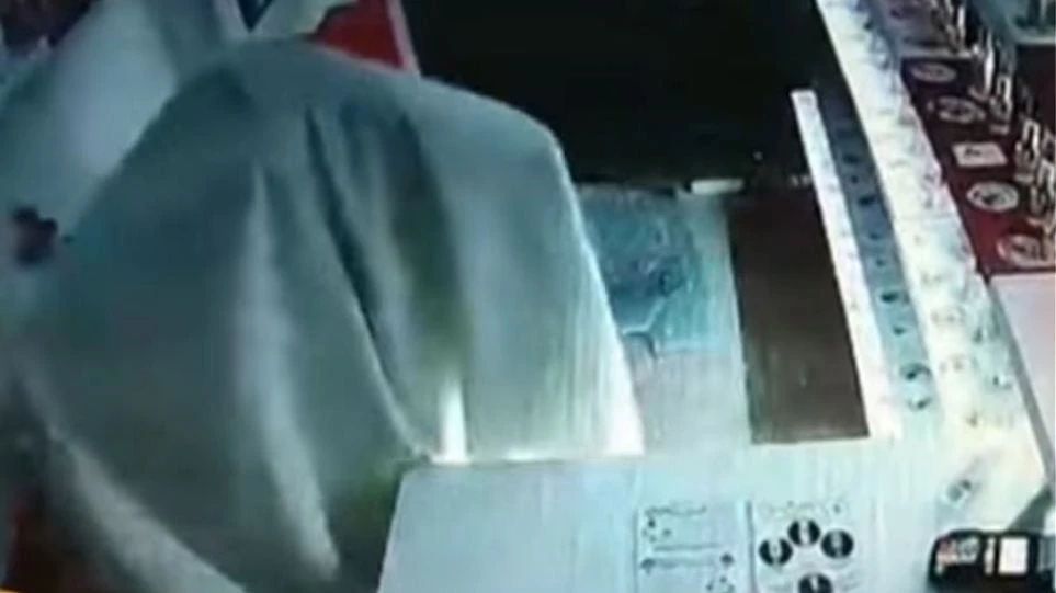 Τι άλλο θα δούμε: Διαρρήκτης ντυμένος… φάντασμα «ξάφρισε» κατάστημα στη Θεσσαλονίκη (βίντεο)